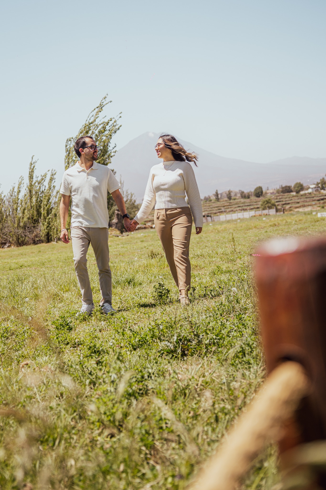 Andree y Fio caminan de la mano con el paisaje de Arequipa al fondo
