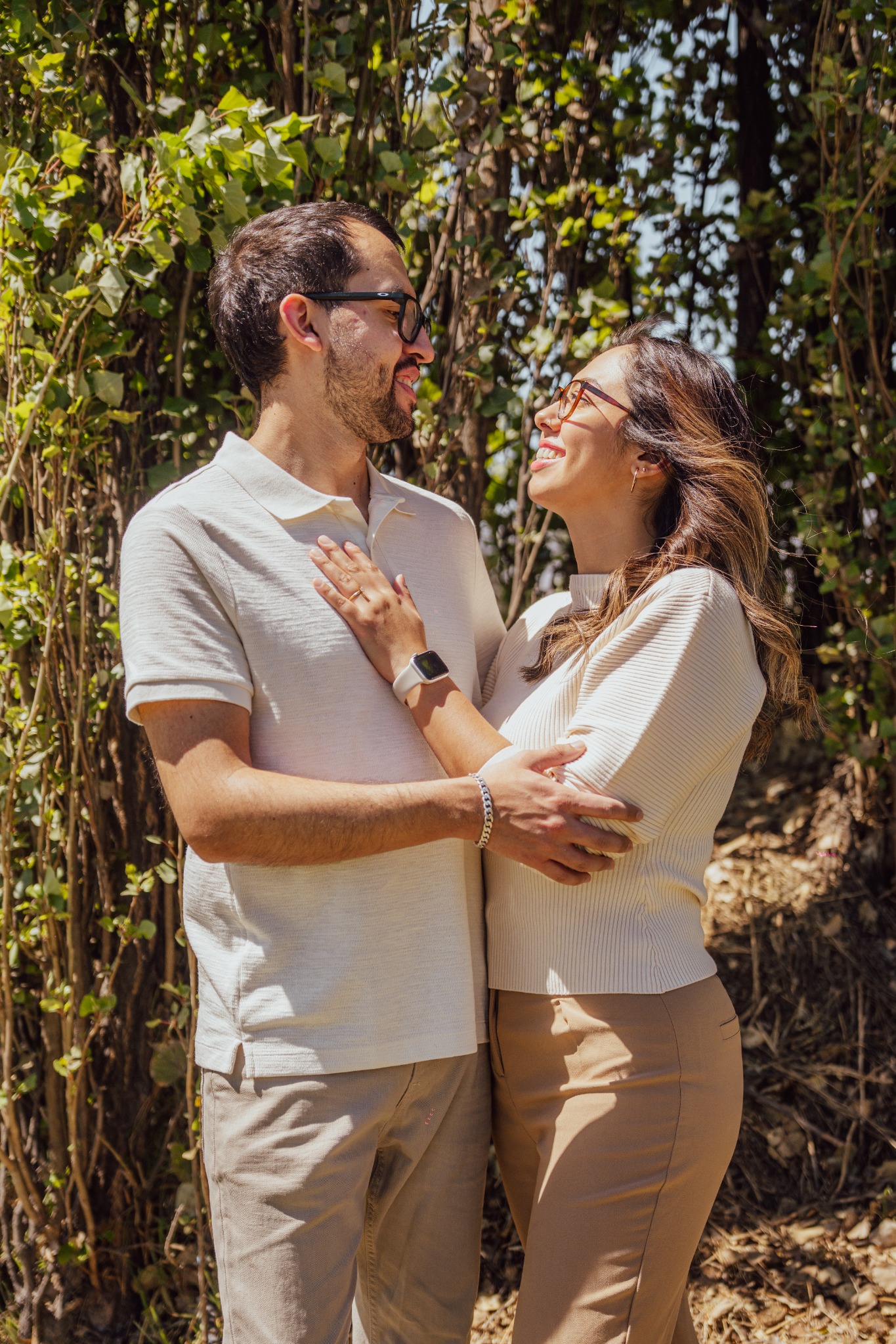 Andree y Fio abrazados entre las hojas del jardín