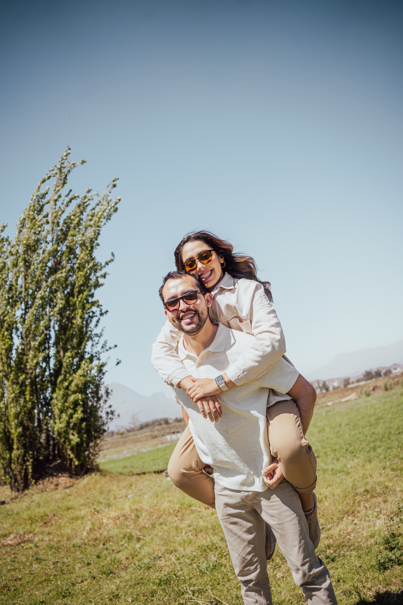 Fio sobre la espalda de Andree, los dos sonriendo