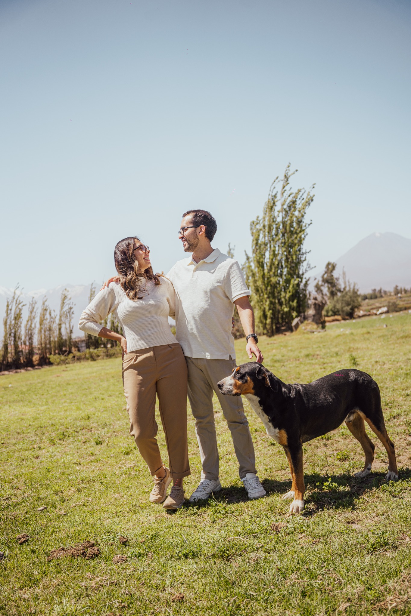 Andree y Fio junto a su perrito en el campo de Arequipa